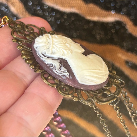 Handcrafted Victorian lady cameo brass filigree pendant beaded necklace - Picture 6 of 9